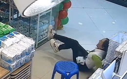 Cô gái ngã dập mông vì quên mất mình đang đứng trên ghế