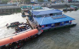 Nhà bè ở chợ nổi Cái Răng vẫn hoạt động dù bị đình chỉ
