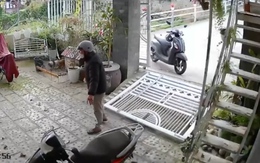 Người đàn ông chạy xe máy ôm cua tông sập cổng nhà dân