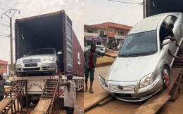 Màn hạ ô tô dời thùng container đi vào lòng đất