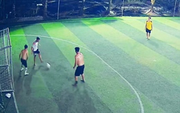 Thủ môn bị đối thủ cho rượt 'bóng ma'