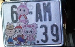 Xử phạt nhiều xe máy dùng băng keo, miếng dán để che biển số xe