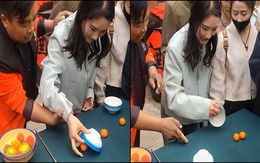 Cô gái cười thích thú khi được hướng dẫn chiêu trò của ảo thuật