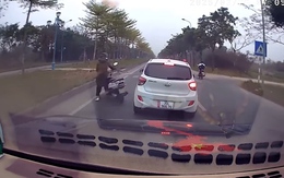 Hai tài xế ô tô bẻ lái xuất thần tránh được tai nạn trong gang tấc