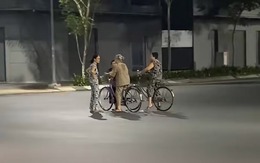 4 cụ bà đứng giữa ngã ba đường buôn chuyện