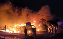 Vựa phế liệu ở Bình Dương bốc cháy trong đêm, thiêu rụi xe tải
