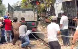 Tài xế lái xe tải vào đường sắt rồi mắc kẹt