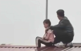 Bé gái 9 tuổi bị gí dao bắt làm con tin trên mái nhà