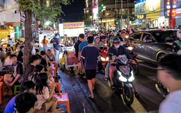 Vỉa hè, lòng đường biến thành chợ, bóp còi xin đường còn bị chửi, trợn mắt