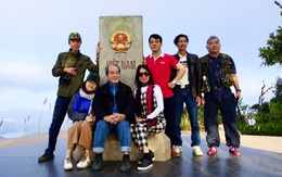 Tạm dừng cho du khách tham quan cột mốc số 0 ở cực Tây Tổ quốc