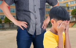 Thầy giáo tát tới tấp học sinh lớp 5 vì bị gọi thẳng tên, dư luận Trung Quốc chia phe