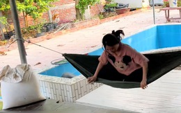 Cô gái đu võng rung nhà bị ngã chổng vó