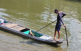 Lái ghe chích điện bắt cá trên kênh Nhiêu Lộc - Thị Nghè bỏ chạy khi thấy lực lượng chức năng