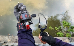 Công an mời người dùng nỏ bắn cá trên kênh Nhiêu Lộc - Thị Nghè làm việc