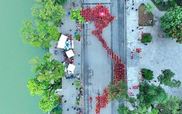 500 sinh viên mặc áo dài cờ đỏ sao vàng hình bản đồ Việt Nam bên bờ hồ Gươm