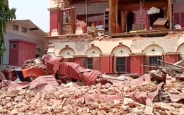 Người Myanmar phải đào bới bằng tay vì thiếu máy móc, 140 nhà sư chờ giải cứu sau động đất