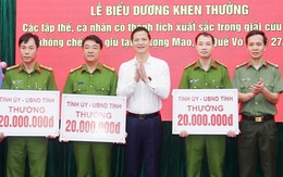 Khen thưởng công an vụ giải cứu cháu bé bị bắt làm con tin trên mái nhà