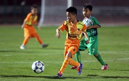 Cầu thủ U9 TP.HCM lần đầu thi đấu trên sân cỏ chuyên nghiệp