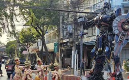 Người Thái bày tỏ lòng thành kính với... Optimus Prime