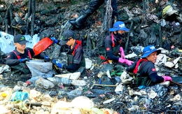 Sẽ có robot vớt rác, hết cảnh dầm mình 'giải cứu' kênh đầy rác