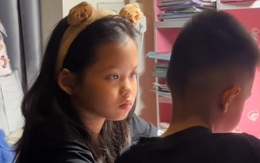 Chị gái kiên nhẫn dạy em trai học bài