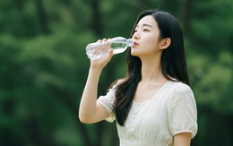 Uống nước từ chai nhựa có nguy cơ gây bệnh tim mạch và huyết áp cao?