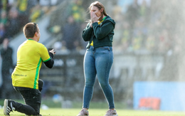 CLB Norwich giúp fan ‘ghi bàn quan trọng nhất đời’ ở Carrow Road