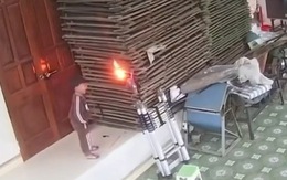Video hài nhất tuần qua: Bé trai vội kêu bà vì lỡ tay đốt cháy nhà