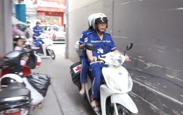 Xe cấp cứu 2 bánh luồn lách trong hẻm nhỏ cứu cụ bà ngưng tim