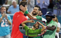 Cõi mạng bùng nổ khi Djokovic ra sân với mắt 'hờn cả thế gian'