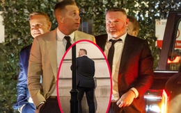 Wayne Rooney bị troll khoảnh khắc ‘xả nước cứu thân’ trên phố