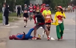 Siêu nhân bị chuột rút vì quên khởi động trước khi chạy bộ