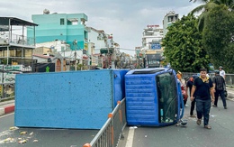 Xe tải tông dải phân cách lật ngang trên cầu Chữ Y, giao thông ùn tắc