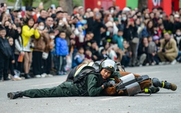 Hàng vạn người trầm trồ xem cảnh sát, kỵ binh, cảnh khuyển trổ tài