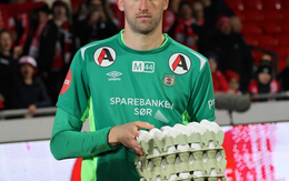 Cầu thủ xuất sắc nhất trận được tặng… 40 quả trứng