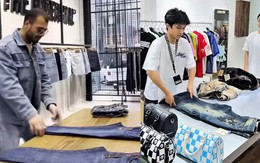 Chàng trai gấp quần áo rối mù khi bắt chước trên mạng