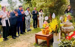 Lần đầu tiên Đại sứ Mỹ Marc Knapper đến viếng mộ Đại tướng Võ Nguyên Giáp