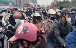 Đường gom cao tốc Hà Nội - Bắc Giang quá tải, công nhân khu công nghiệp chật vật di chuyển