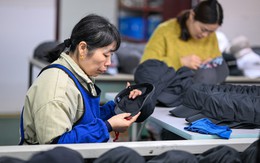 Bên trong các nhà máy ở Trung Quốc lúc này: Tức giận, lo lắng và quyết tâm