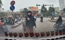 Người phụ nữ tạt đầu ô tô còn quát tháo tài xế