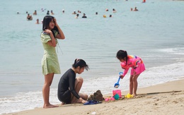 Nhiều du khách tắm biển Nha Trang bị vật sắc nhọn cứa đứt chân