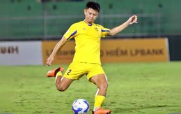 Trung vệ Vũ Tiến Long đứt dây chằng trên sân Mỹ Đình, HLV bức xúc