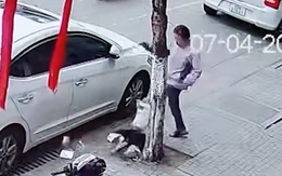 Đá bãi rác rồi trượt chân, người phụ nữ trút giận vào gương ô tô