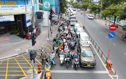 Có vạch mắt võng 'nhắc' nhường đường rẽ phải, nhiều người không biết dừng xe cản lối