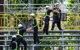 Gấp rút thi công sân khấu, khán đài chuẩn bị cho đại lễ 30-4 ở TP.HCM