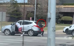 Cô gái vồ ếch khi 'ngựa ngựa' đẩy ô tô