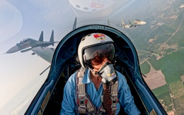 Xem phi công Đặng Đình Kiên nhào lộn tiêm kích Su trên bầu trời Biên Hòa