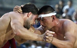 Đô vật Belarus và Hiếu 'khổng lồ' bất phân thắng bại