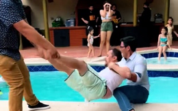 Hai người đàn ông ướt sũng khi quăng bạn xuống bể bơi