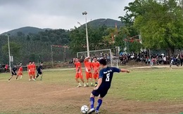 Chàng trai lập siêu phẩm sút phạt trên sân bóng phủi